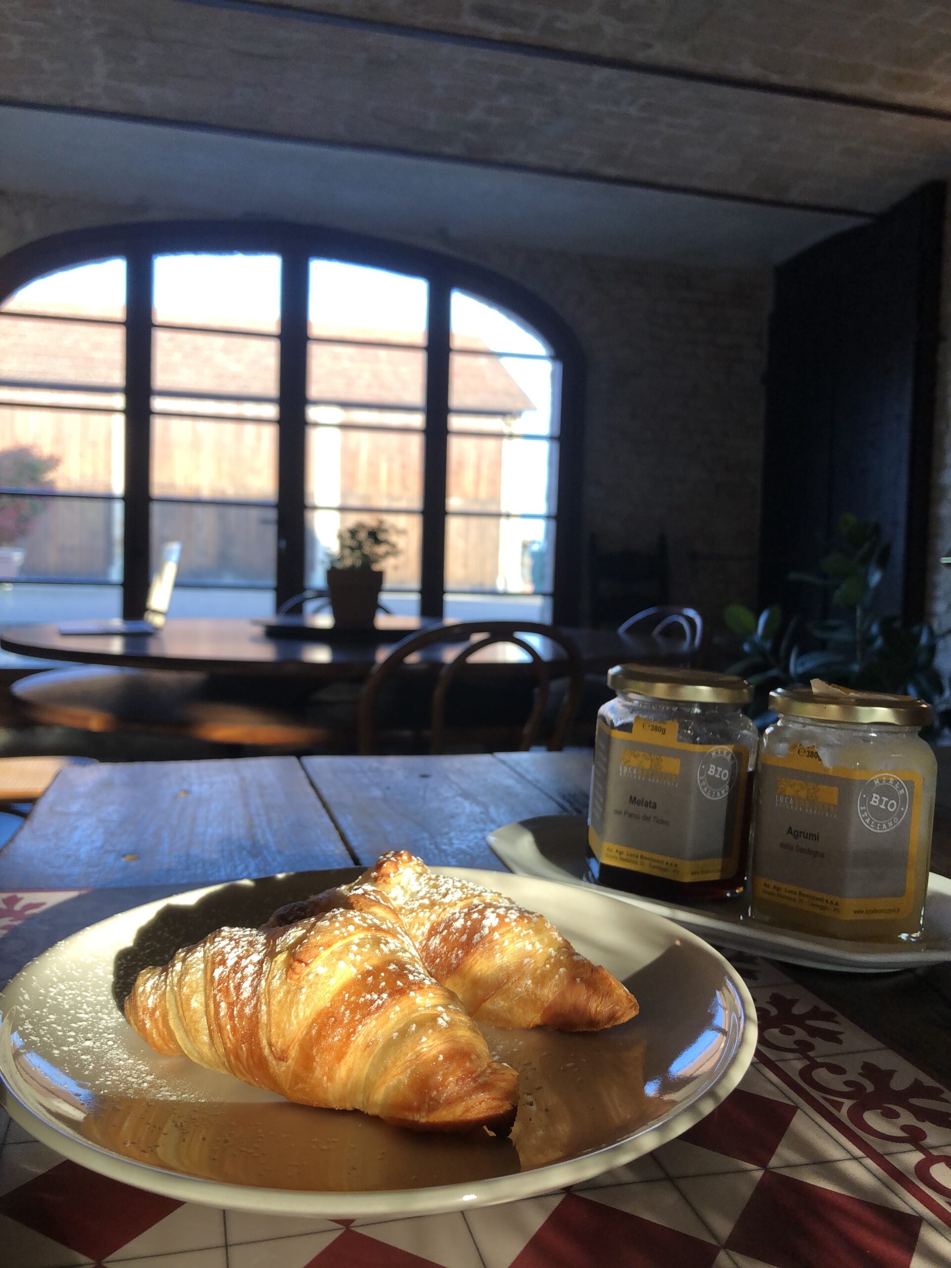 Le brioche e un cappuccino per colazione